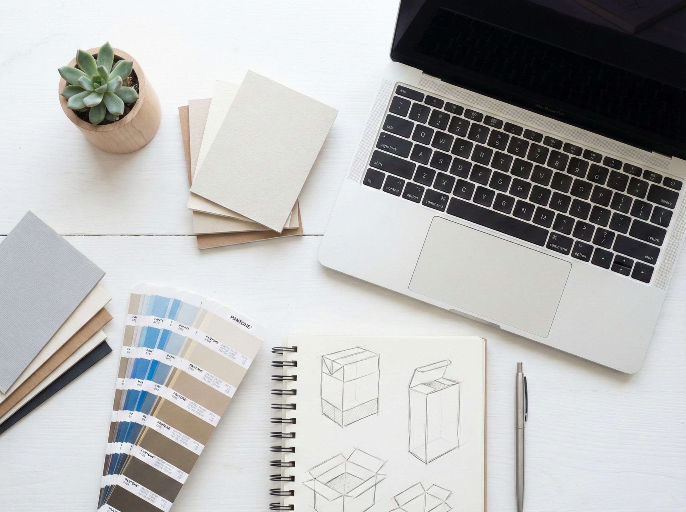 パッケージデザインのデスク